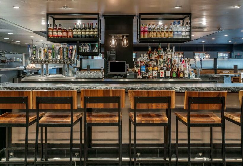 فندق Best Western Plus Hilltop Inn