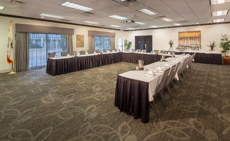 فندق Best Western Plus Hilltop Inn