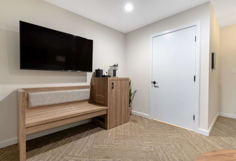 هتل Best Western Plus Inn At The Vines