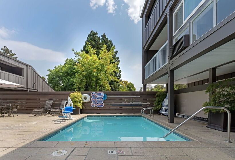 Отель Best Western Plus Inn At The Vines