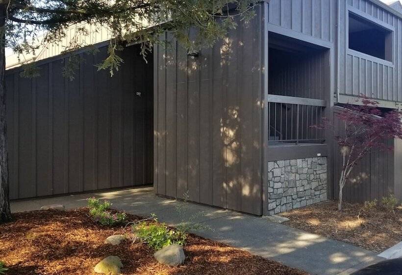 Отель Best Western Plus Inn At The Vines