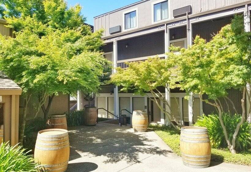 Отель Best Western Plus Inn At The Vines