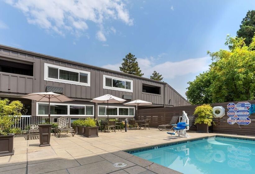 Отель Best Western Plus Inn At The Vines