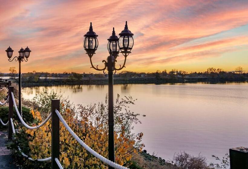 فندق Best Western Plus Lake Front