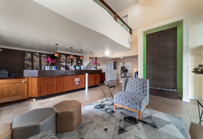 فندق Best Western Plus Northwoods Inn