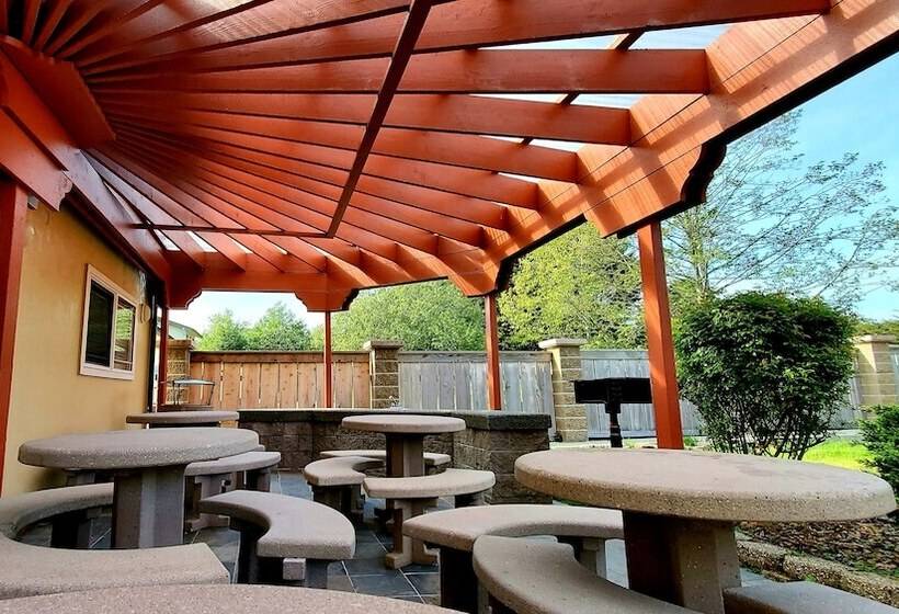 فندق Best Western Plus Northwoods Inn