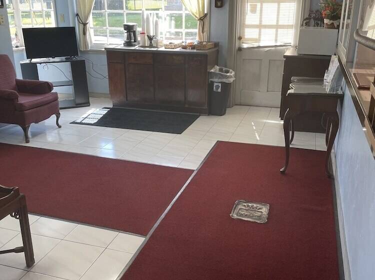 فندق Budget Host Three Crowns Motor Lodge