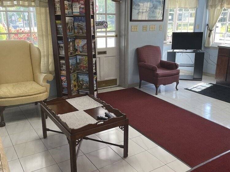 فندق Budget Host Three Crowns Motor Lodge