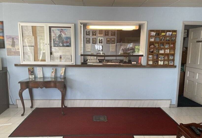 فندق Budget Host Three Crowns Motor Lodge