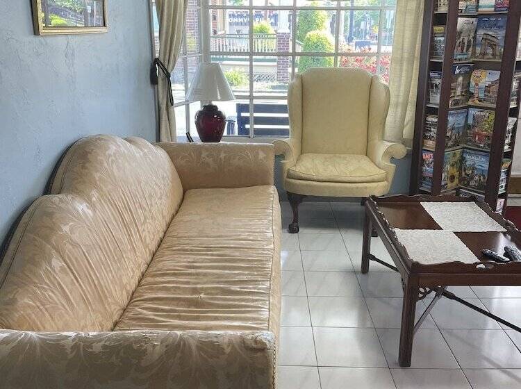 فندق Budget Host Three Crowns Motor Lodge