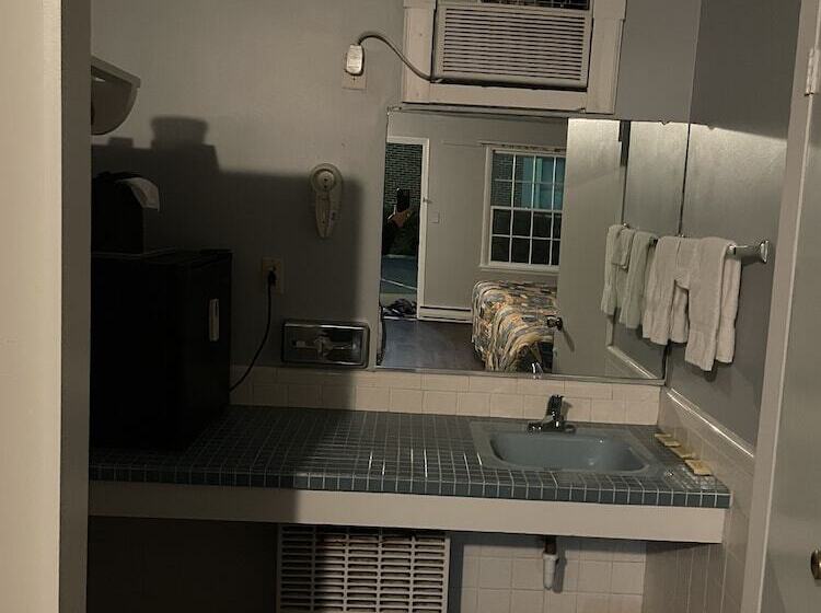 فندق Budget Host Three Crowns Motor Lodge