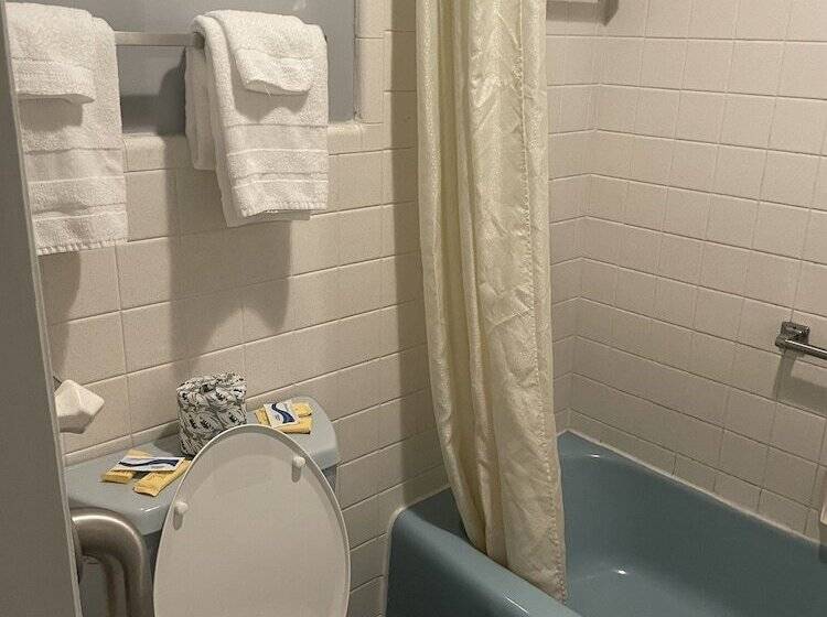 فندق Budget Host Three Crowns Motor Lodge