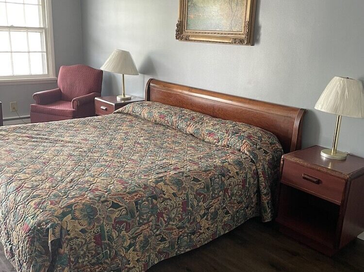 فندق Budget Host Three Crowns Motor Lodge