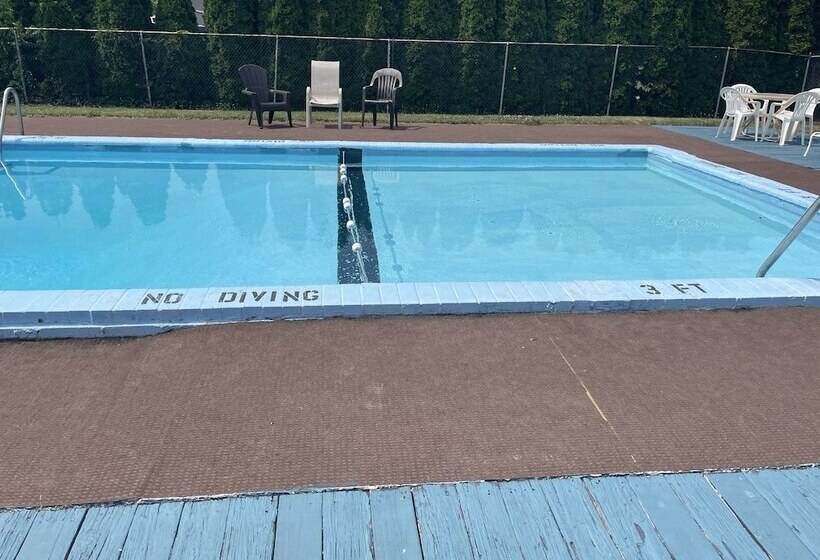 فندق Budget Host Three Crowns Motor Lodge