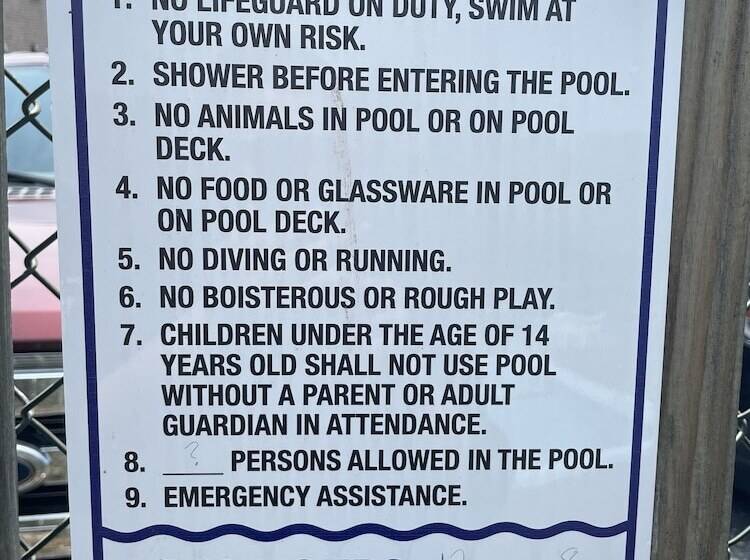 فندق Budget Host Three Crowns Motor Lodge