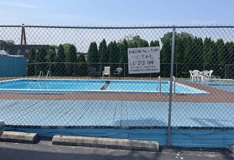 فندق Budget Host Three Crowns Motor Lodge