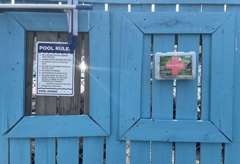 فندق Budget Host Three Crowns Motor Lodge