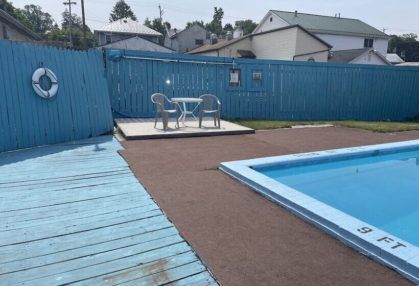 فندق Budget Host Three Crowns Motor Lodge