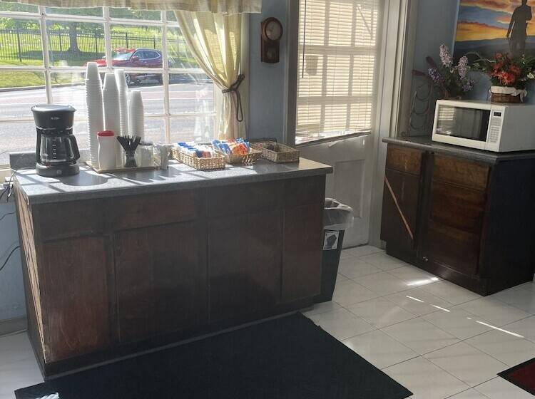 فندق Budget Host Three Crowns Motor Lodge