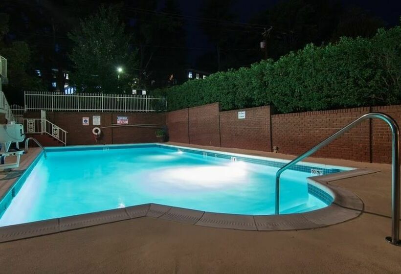 בית מלון כפרי Cavalier Inn At The University