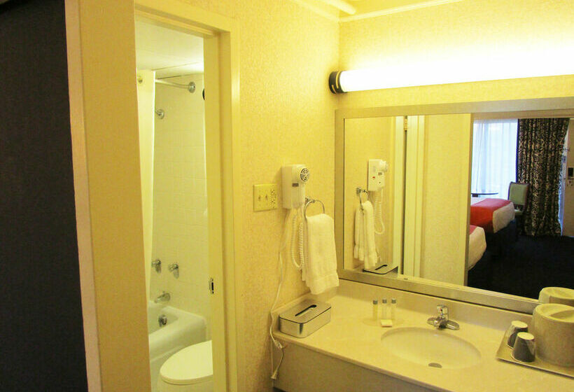 בית מלון כפרי Cavalier Inn At The University