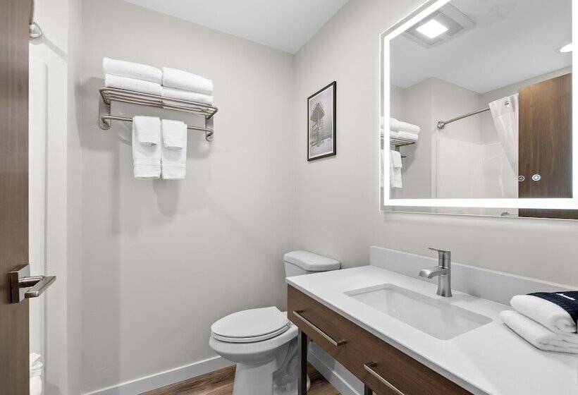 Cedar Street Hotel & Suites