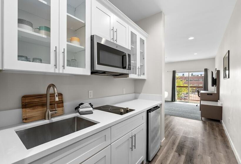 Cedar Street Hotel & Suites