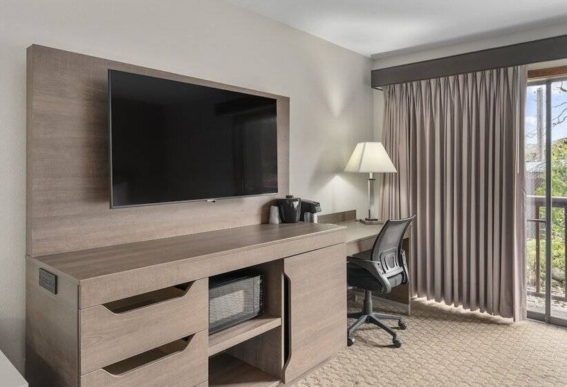 Cedar Street Hotel & Suites