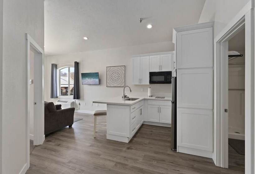 Cedar Street Hotel & Suites