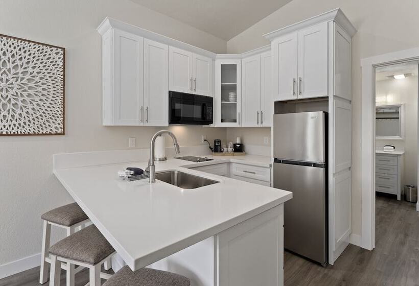 Cedar Street Hotel & Suites