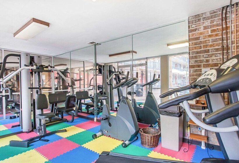 فندق Clarion Inn & Suites University Center