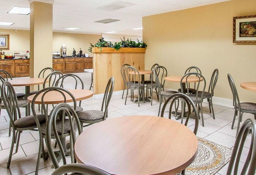 فندق Clarion Inn & Suites University Center