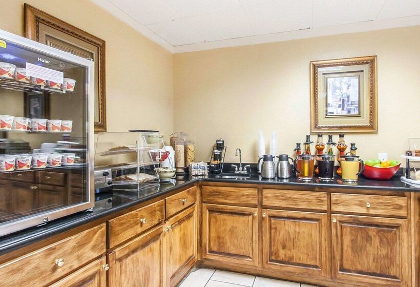 فندق Clarion Inn & Suites University Center