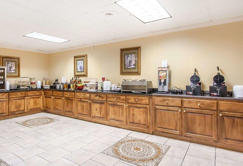 فندق Clarion Inn & Suites University Center