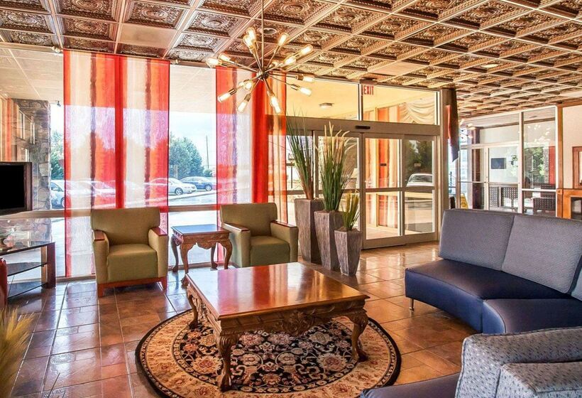 فندق Clarion Inn & Suites University Center