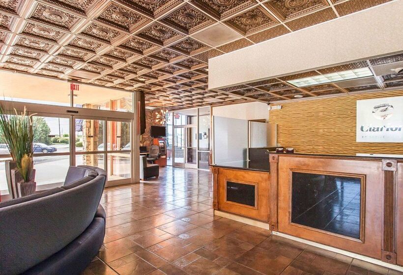 فندق Clarion Inn & Suites University Center