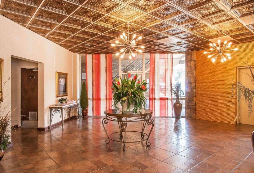 فندق Clarion Inn & Suites University Center