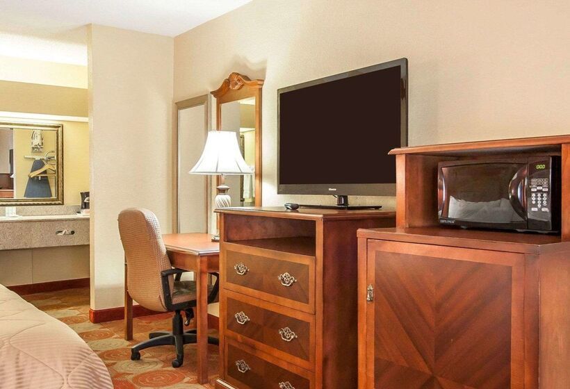 فندق Clarion Inn & Suites University Center