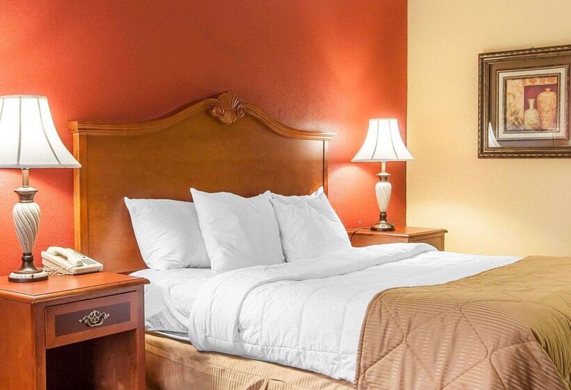 فندق Clarion Inn & Suites University Center