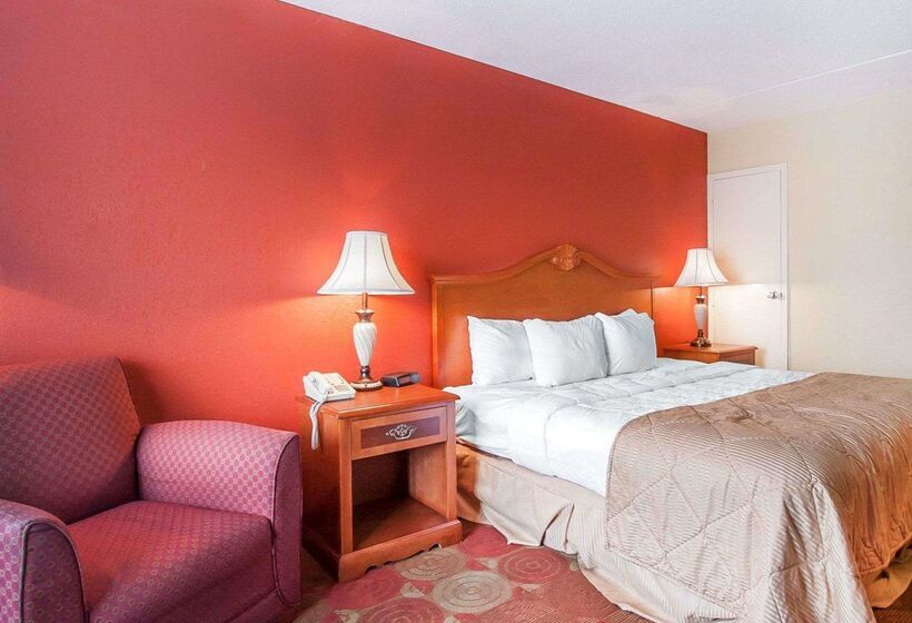 فندق Clarion Inn & Suites University Center