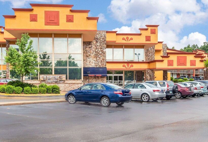 فندق Clarion Inn & Suites University Center