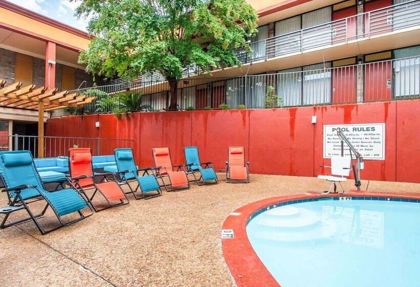 فندق Clarion Inn & Suites University Center