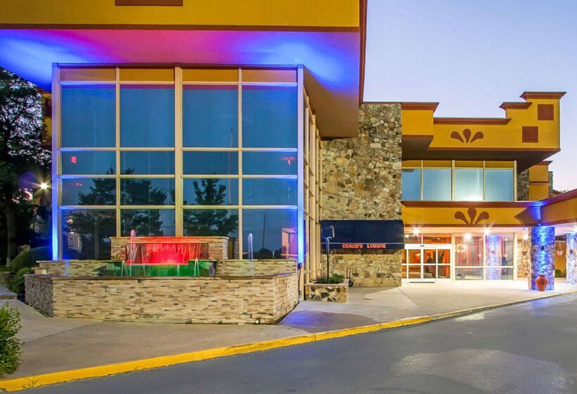 فندق Clarion Inn & Suites University Center