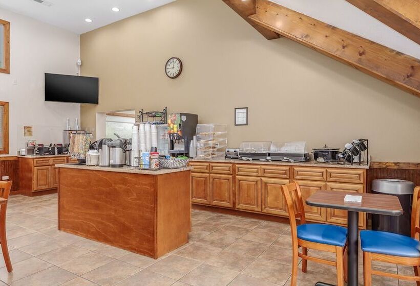 호텔 Crossroads Inn & Suites