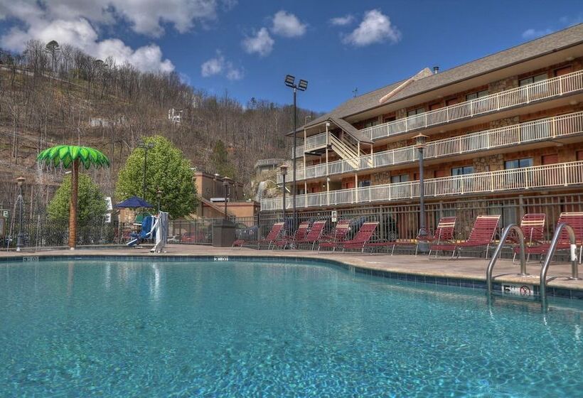 호텔 Crossroads Inn & Suites