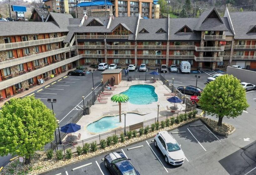 호텔 Crossroads Inn & Suites