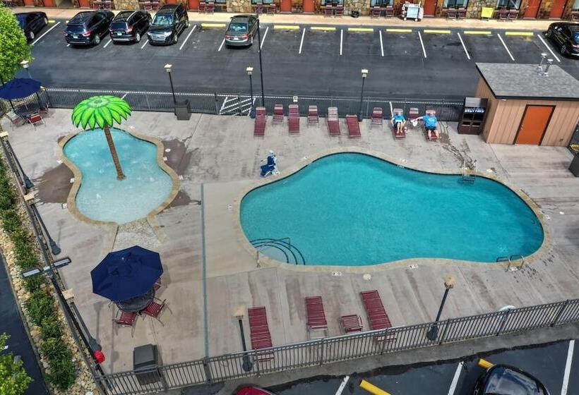 호텔 Crossroads Inn & Suites