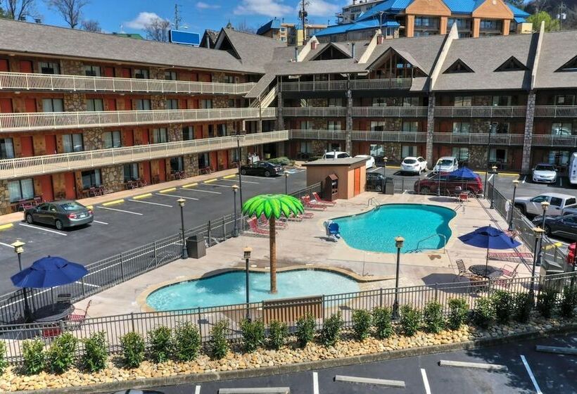 호텔 Crossroads Inn & Suites