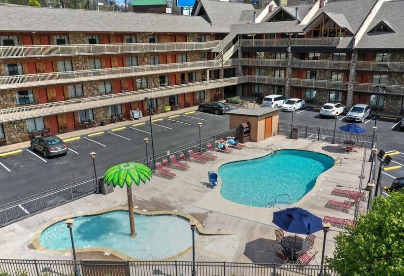 호텔 Crossroads Inn & Suites