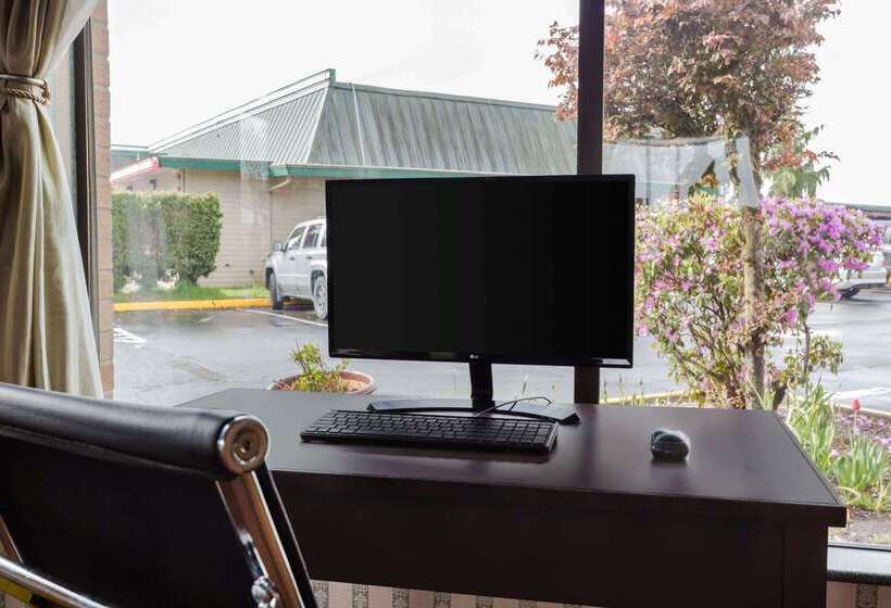 Отель Days Inn By Wyndham Auburn